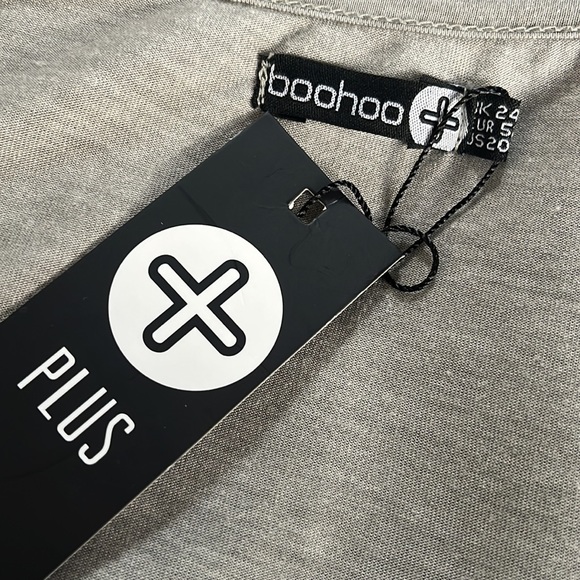 Boohoo | V-Neck Short Sleeve Tee - Picture 6 of 6